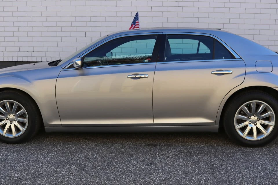 2013 Chrysler 300 (2005-2023) - Image 3 of 17