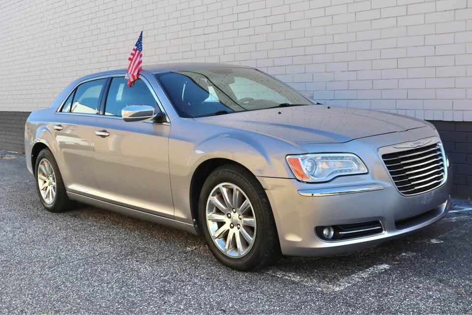 2013 Chrysler 300 (2005-2023) - Image 8 of 17