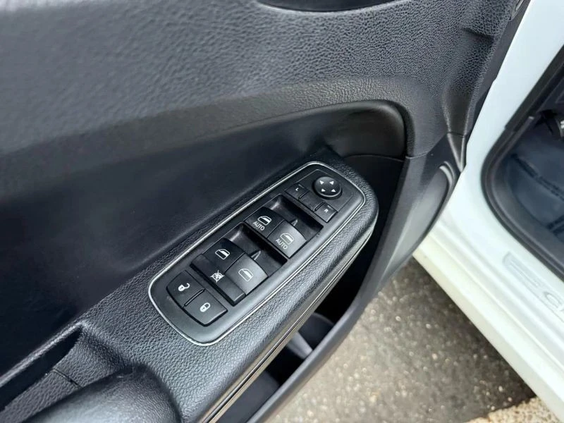 2013 Chrysler 300 (2005-2023) - Image 10 of 12