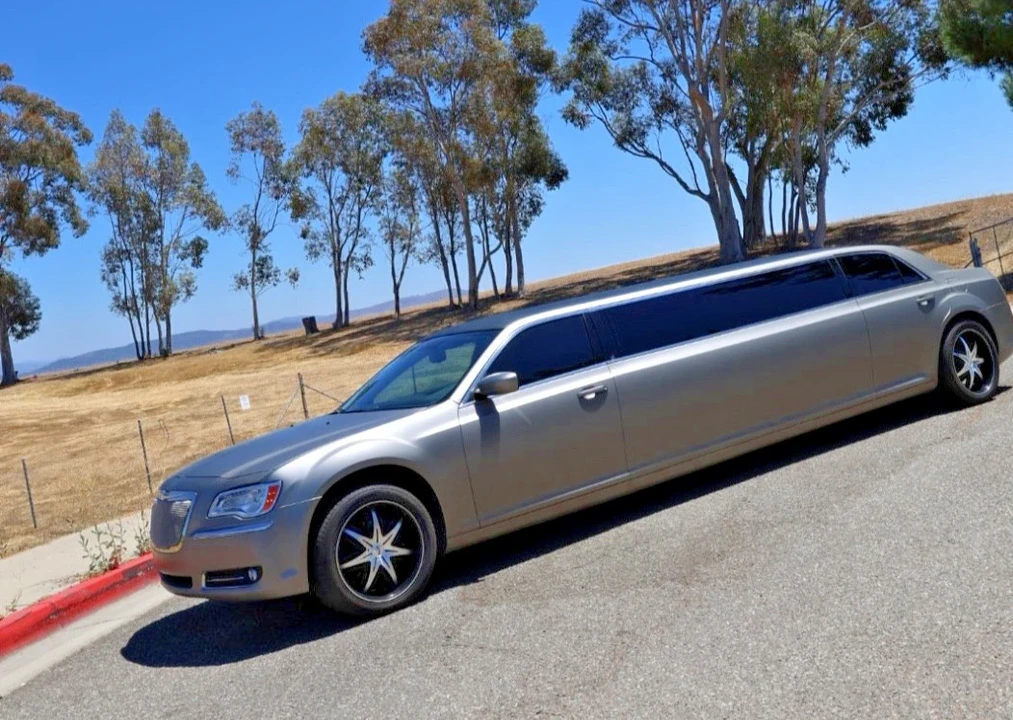 2013 Chrysler 300 (2005-2023) - Image 2 of 27