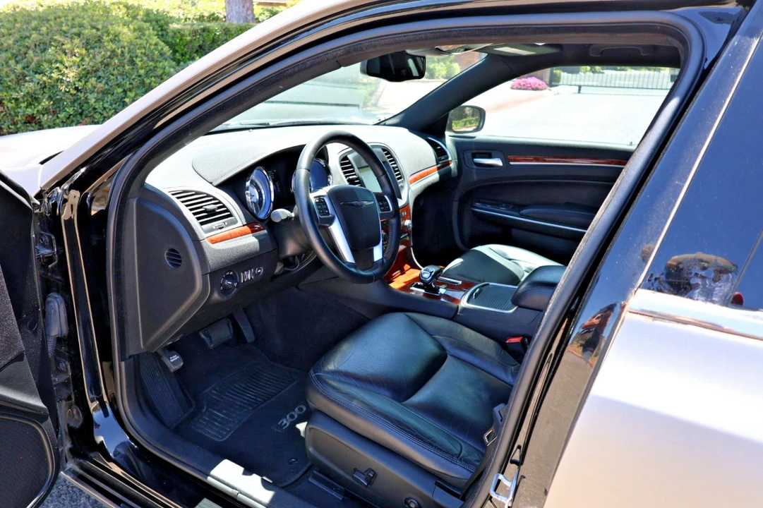 2013 Chrysler 300 (2005-2023) - Image 25 of 27