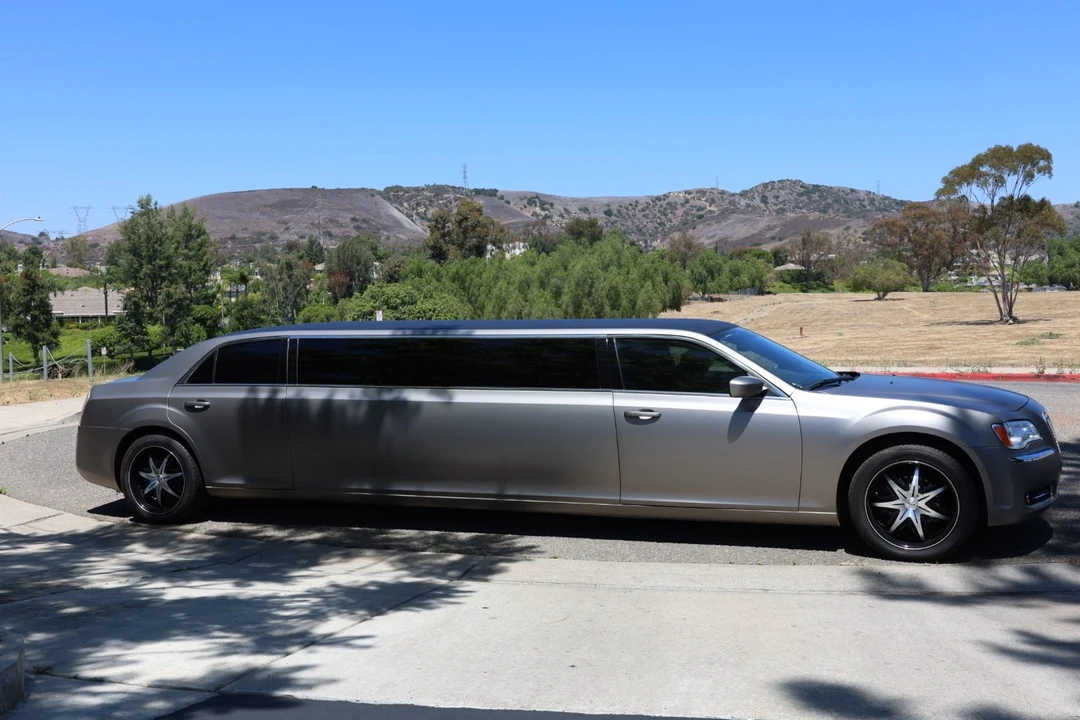 2013 Chrysler 300 (2005-2023) - Image 4 of 17