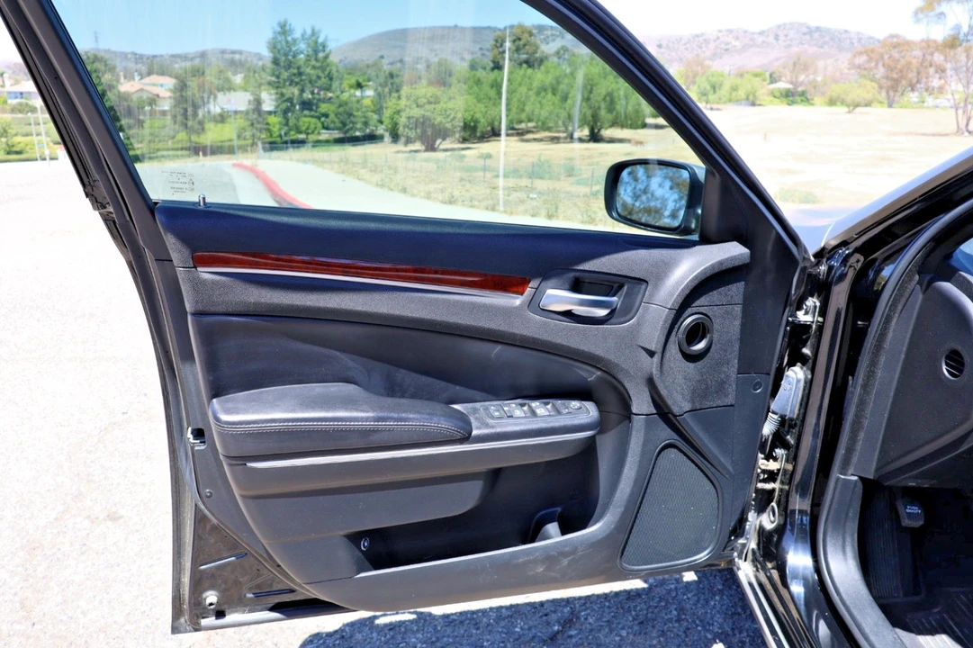 2013 Chrysler 300 (2005-2023) - Image 24 of 27