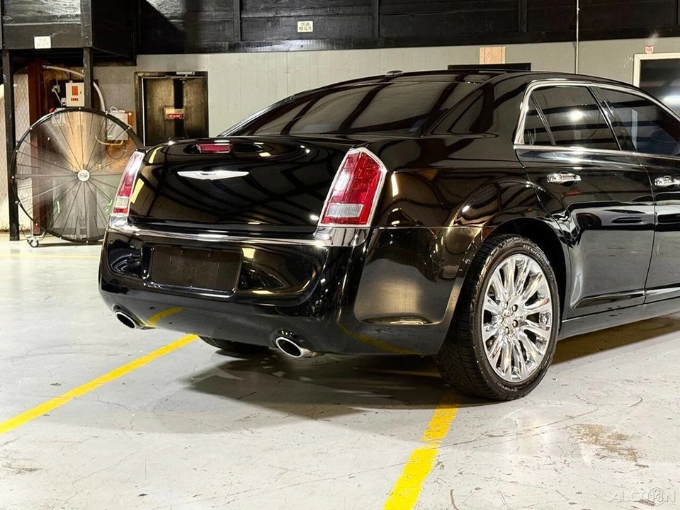 2013 Chrysler 300 (2005-2023) - Image 4 of 24