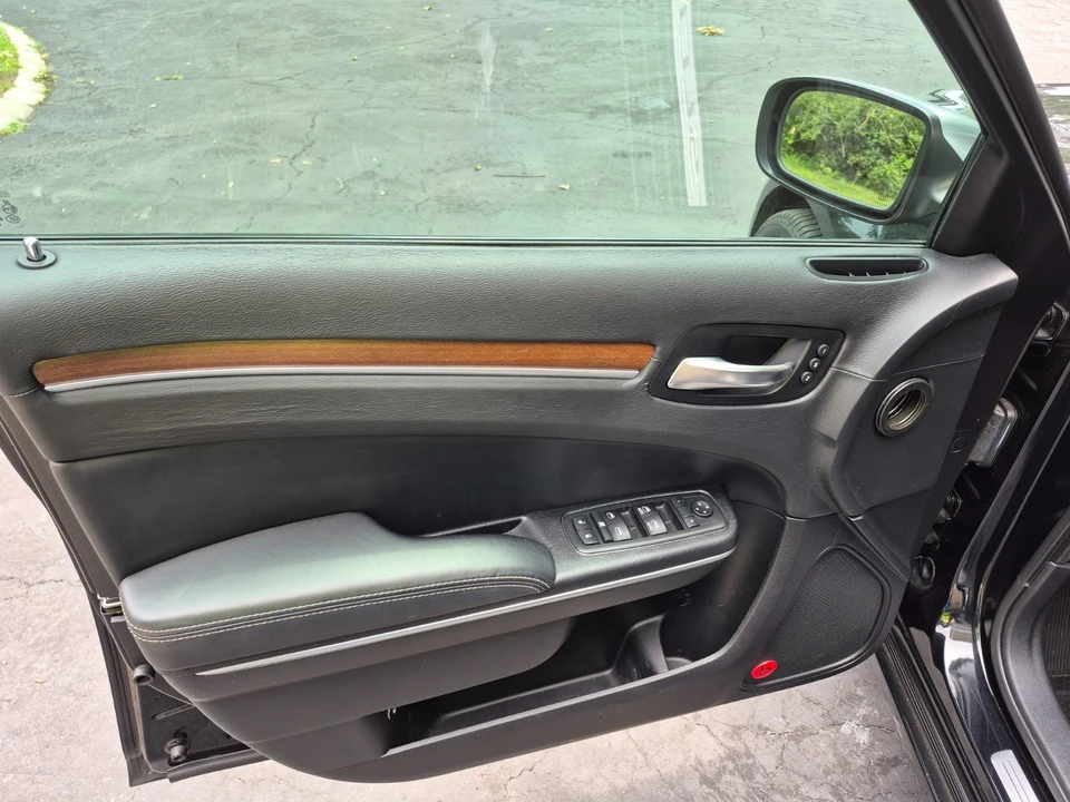 2013 Chrysler 300 (2005-2023) - Image 16 of 21