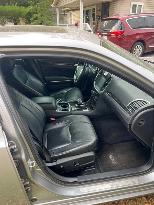 2013 Chrysler 300 (2005-2023) - Image 3 of 3