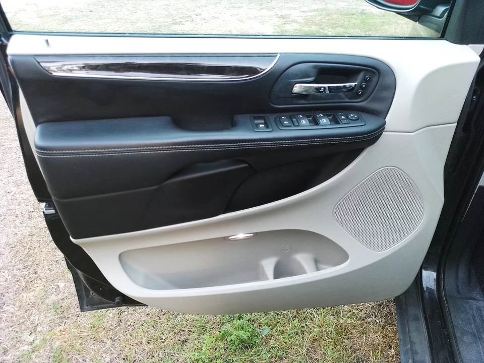 2013 Chrysler Town & Country - Image 11 of 18
