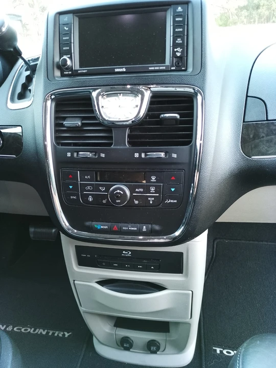 2013 Chrysler Town & Country - Image 5 of 18