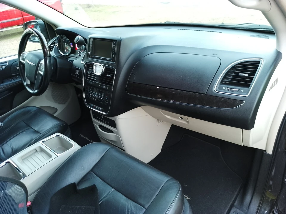 2013 Chrysler Town & Country - Image 8 of 18