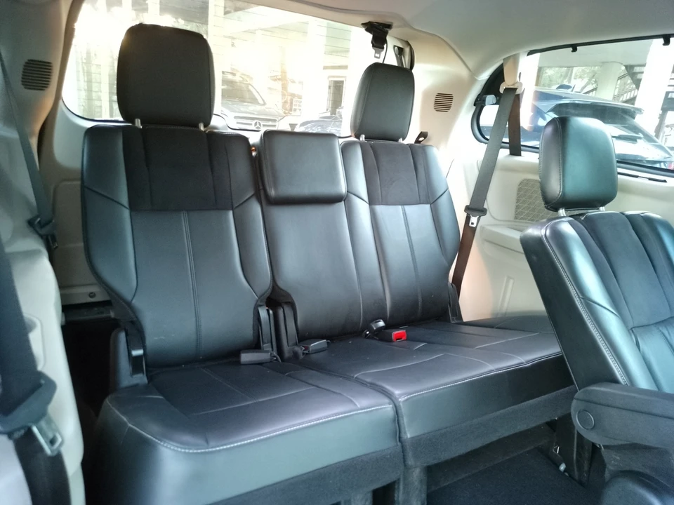 2013 Chrysler Town & Country - Image 7 of 18