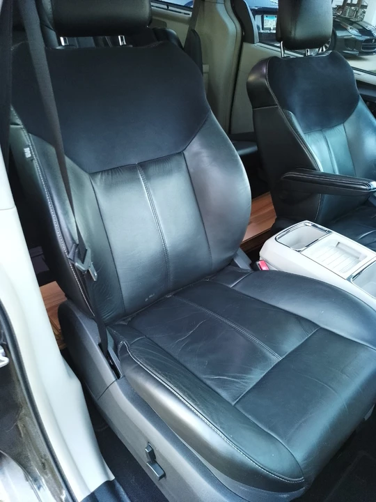 2013 Chrysler Town & Country - Image 4 of 18