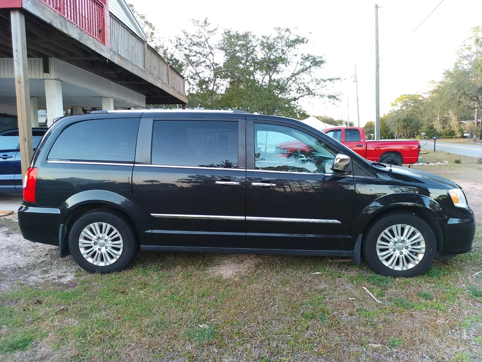 2013 Chrysler Town & Country - Image 13 of 18