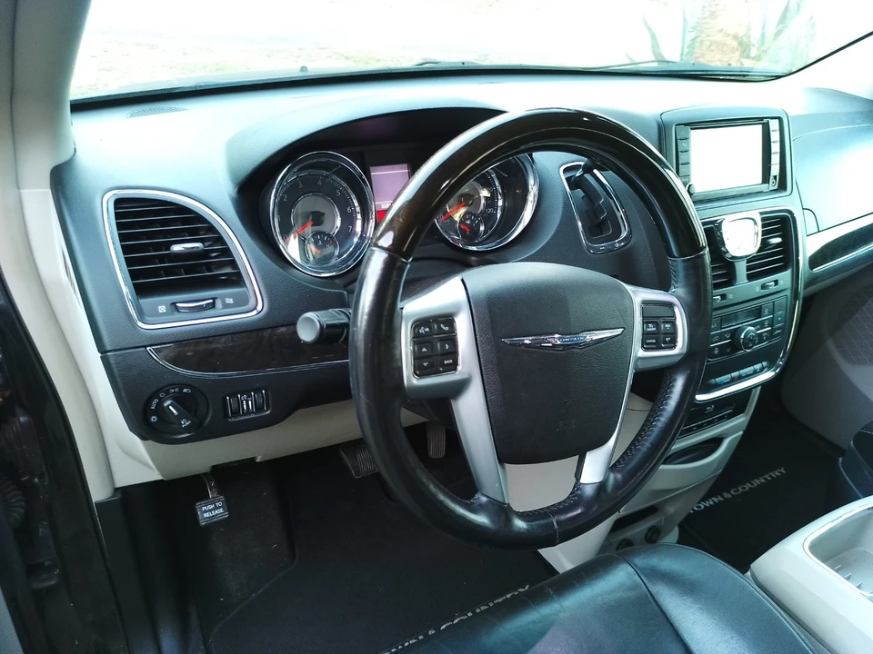 2013 Chrysler Town & Country - Image 10 of 18