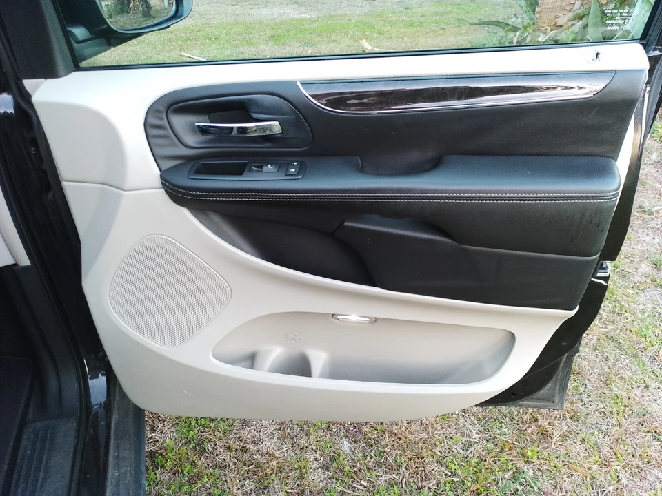 2013 Chrysler Town & Country - Image 9 of 18