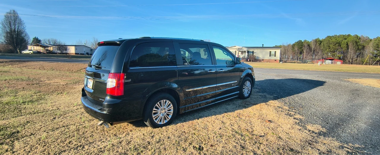 2013 Chrysler Town & Country - Image 2 of 9