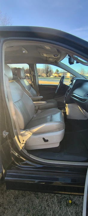 2013 Chrysler Town & Country - Image 3 of 9