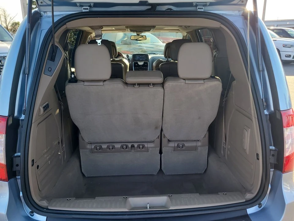 2013 Chrysler Town & Country - Image 7 of 12