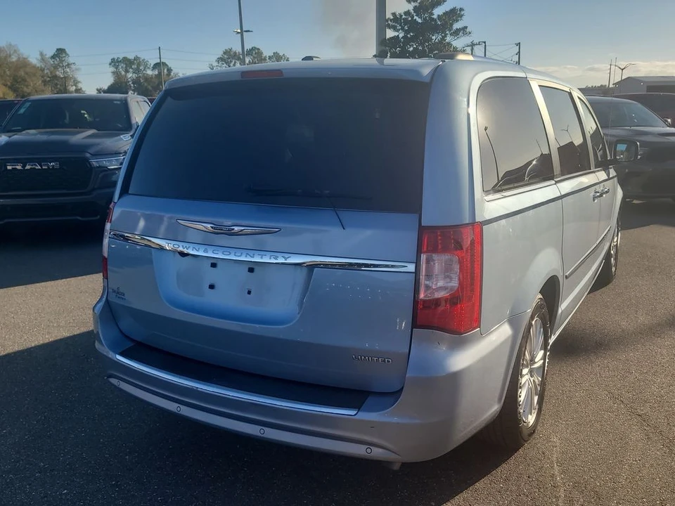 2013 Chrysler Town & Country - Image 4 of 12