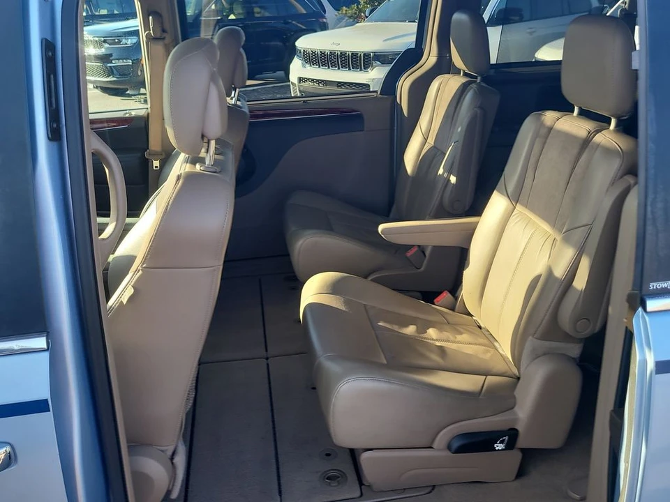 2013 Chrysler Town & Country - Image 10 of 12