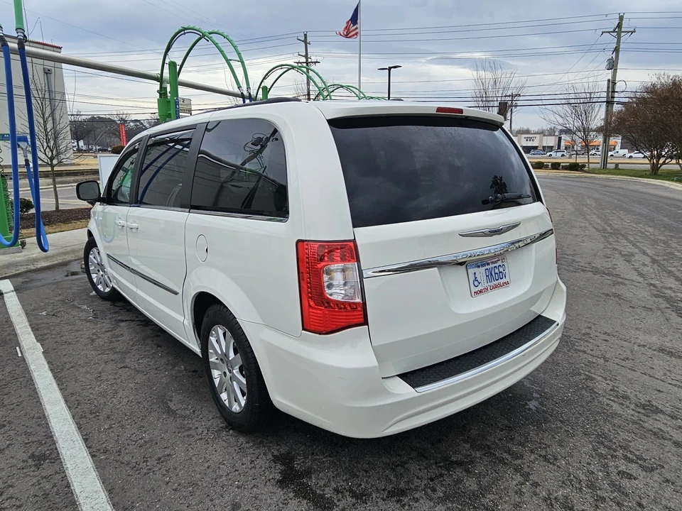 2013 Chrysler Town & Country - Image 10 of 15