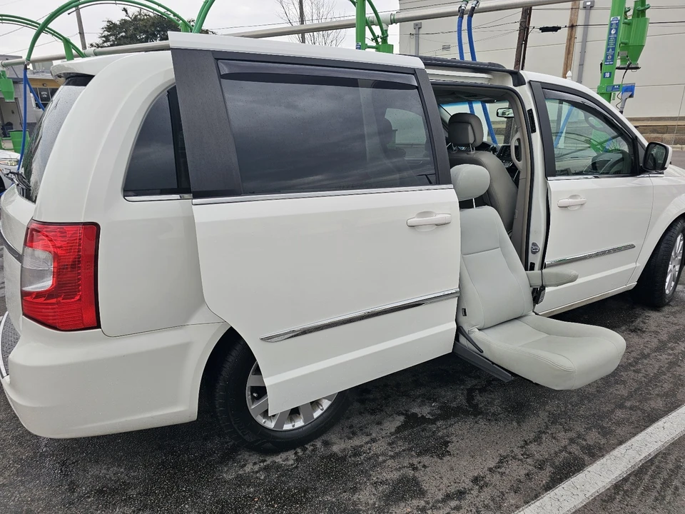 2013 Chrysler Town & Country - Image 7 of 21