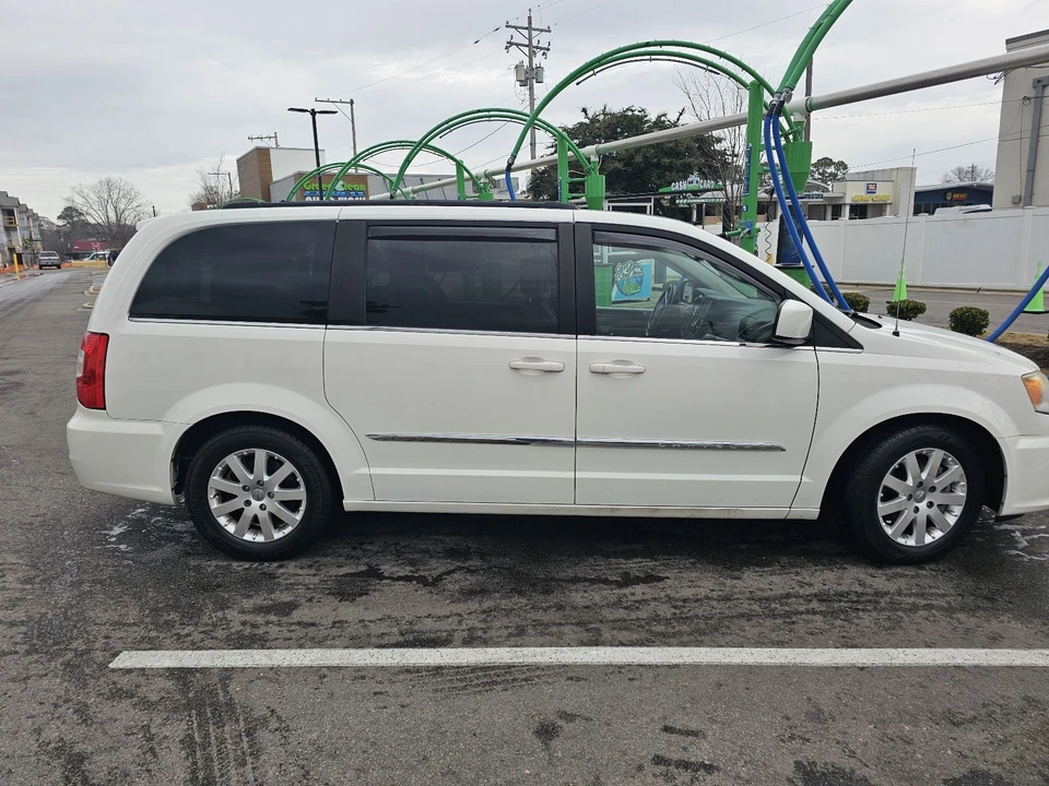 2013 Chrysler Town & Country - Image 8 of 15