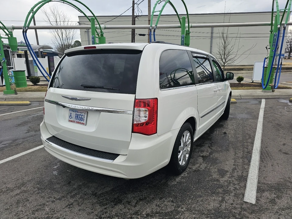 2013 Chrysler Town & Country - Image 9 of 15