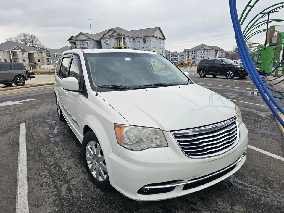 2013 Chrysler Town & Country - Image 4 of 21