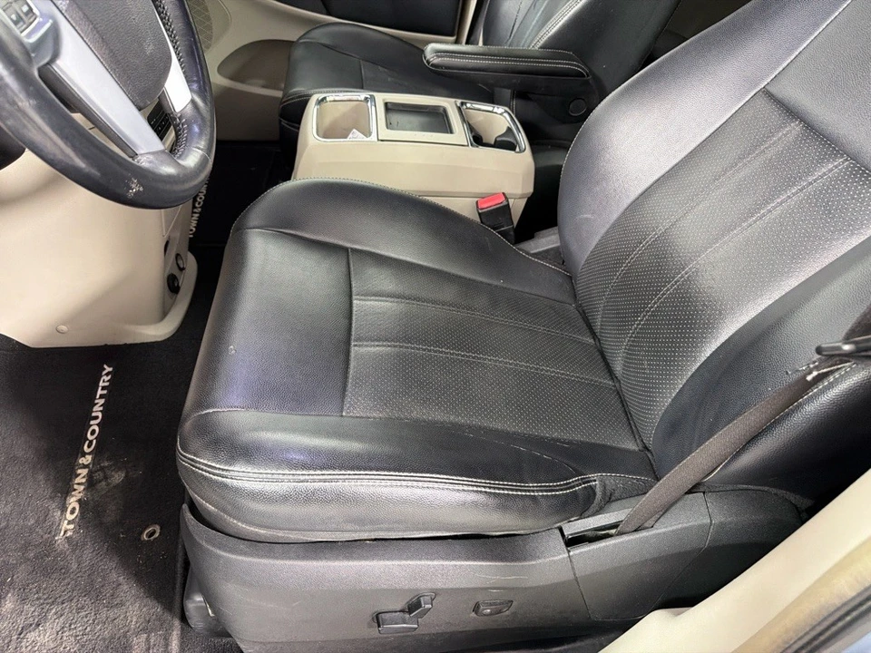 2013 Chrysler Town & Country - Image 8 of 12