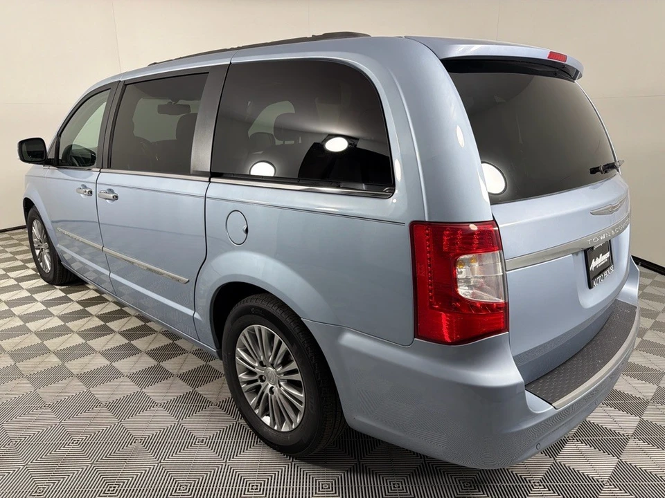 2013 Chrysler Town & Country - Image 5 of 12