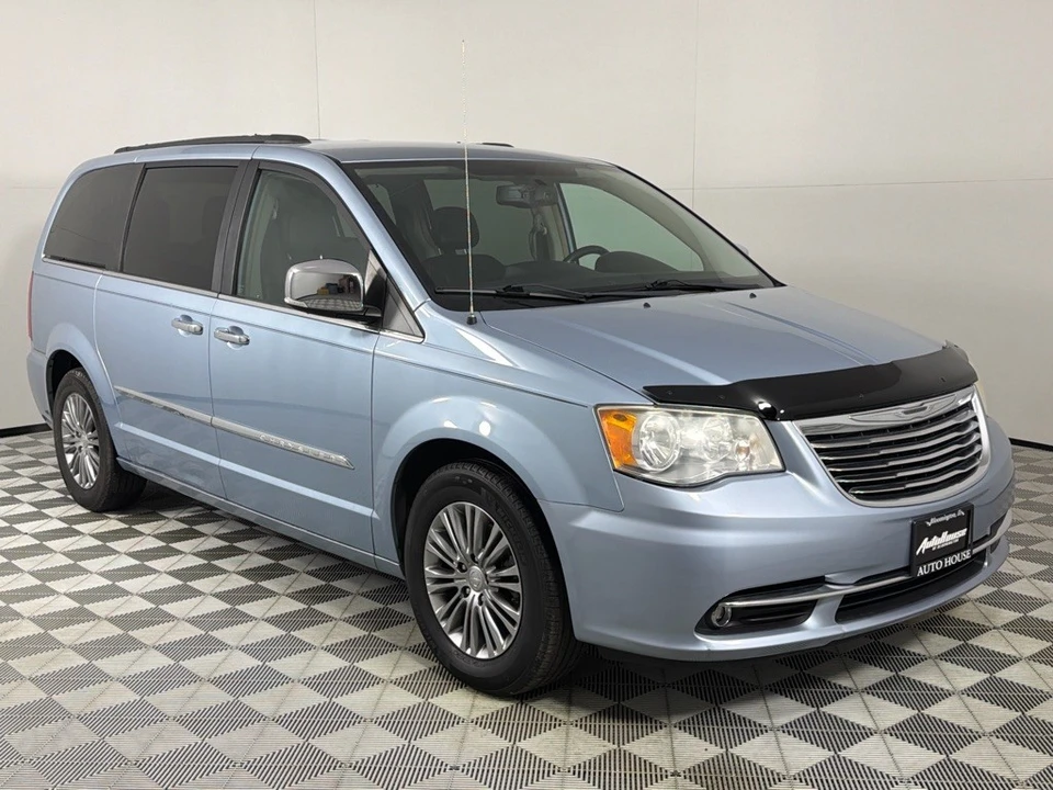 2013 Chrysler Town & Country - Image 2 of 12