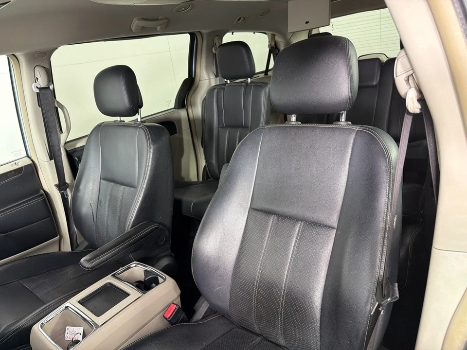 2013 Chrysler Town & Country - Image 9 of 12