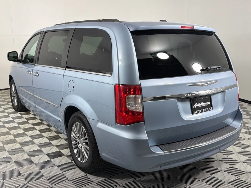 2013 Chrysler Town & Country - Image 4 of 12