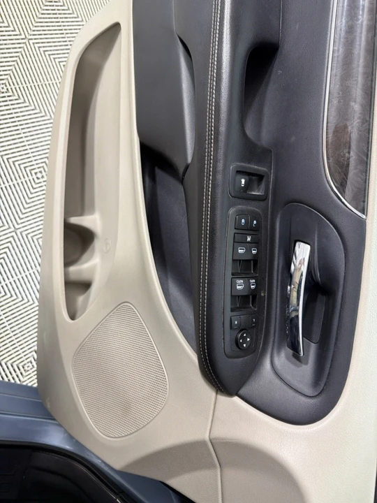 2013 Chrysler Town & Country - Image 7 of 12