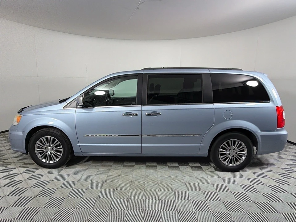 2013 Chrysler Town & Country - Image 6 of 12