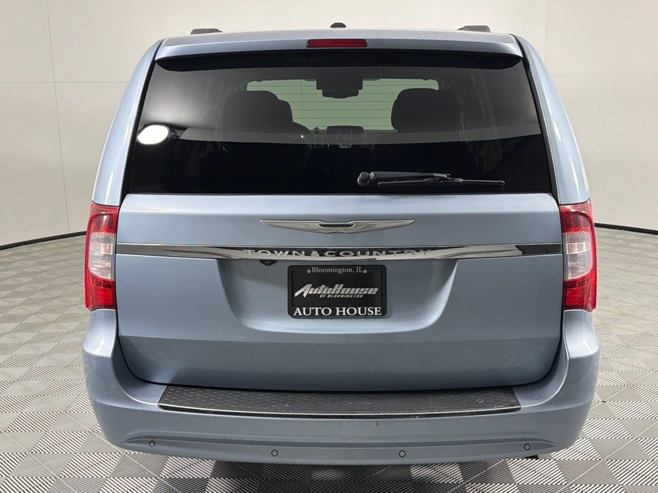 2013 Chrysler Town & Country - Image 3 of 12