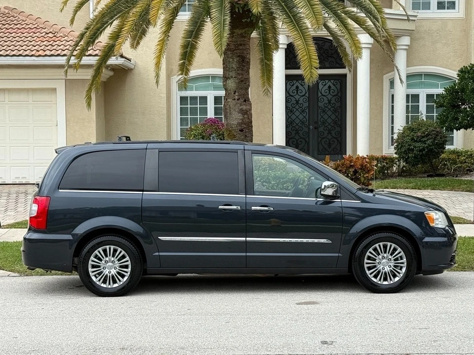 2013 Chrysler Town & Country - Image 2 of 21