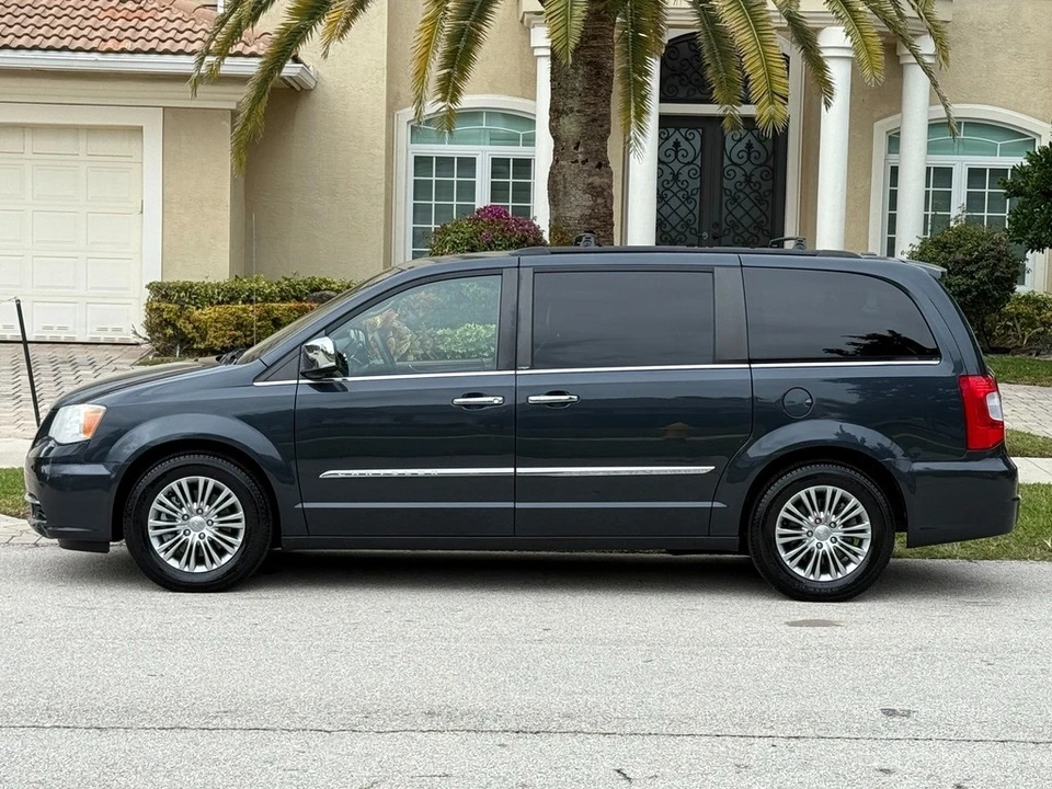 2013 Chrysler Town & Country - Image 5 of 21