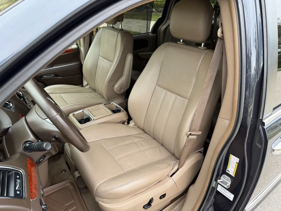 2013 Chrysler Town & Country - Image 17 of 21