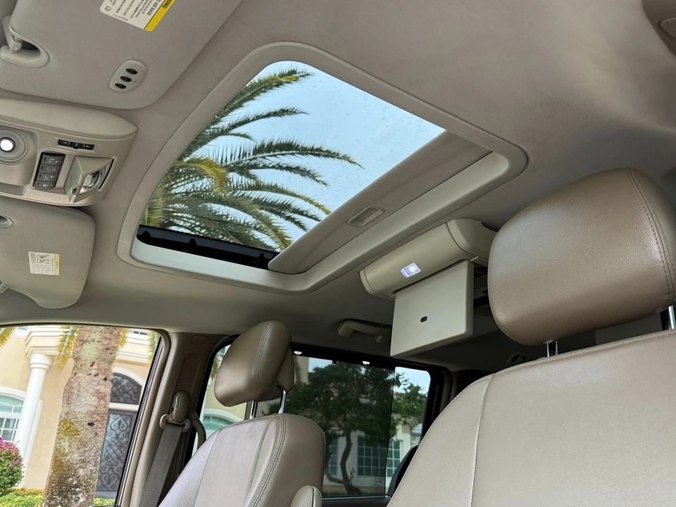 2013 Chrysler Town & Country - Image 8 of 21