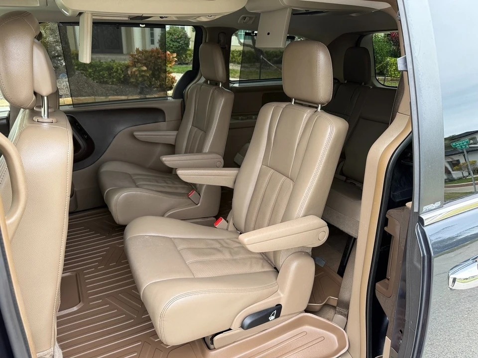 2013 Chrysler Town & Country - Image 19 of 21