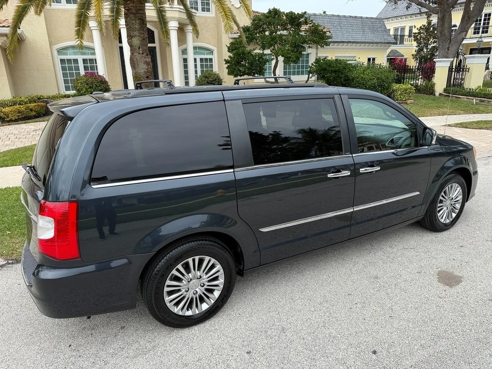 2013 Chrysler Town & Country - Image 3 of 21