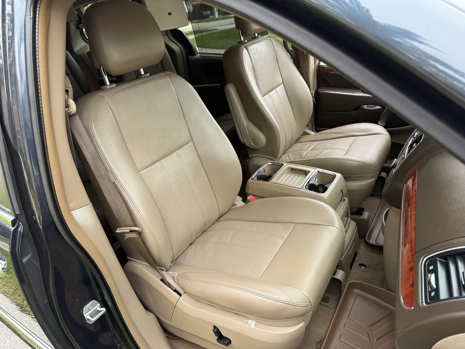 2013 Chrysler Town & Country - Image 21 of 21