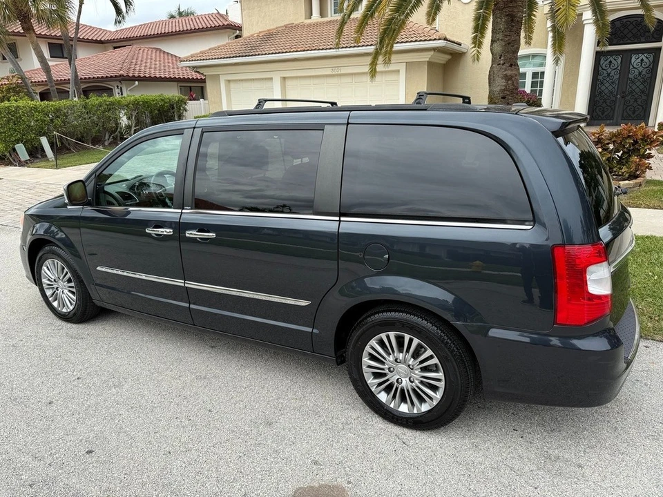 2013 Chrysler Town & Country - Image 7 of 21