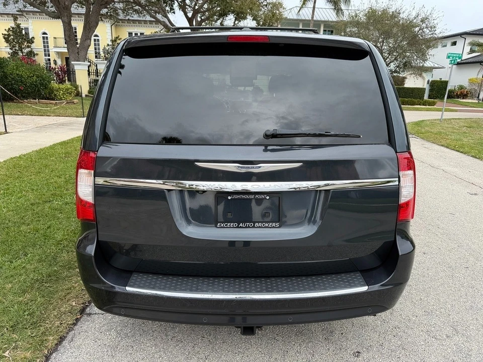 2013 Chrysler Town & Country - Image 4 of 21
