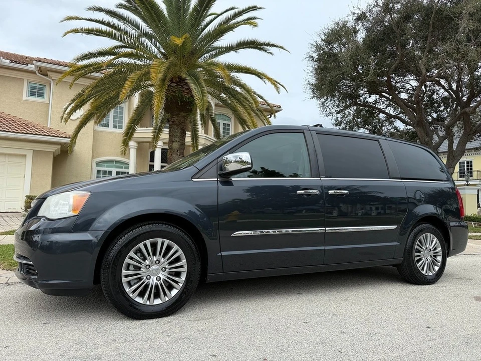 2013 Chrysler Town & Country - Image 6 of 21