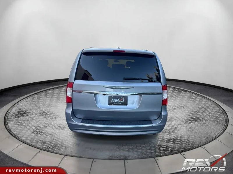 2013 Chrysler Town & Country - Image 4 of 12