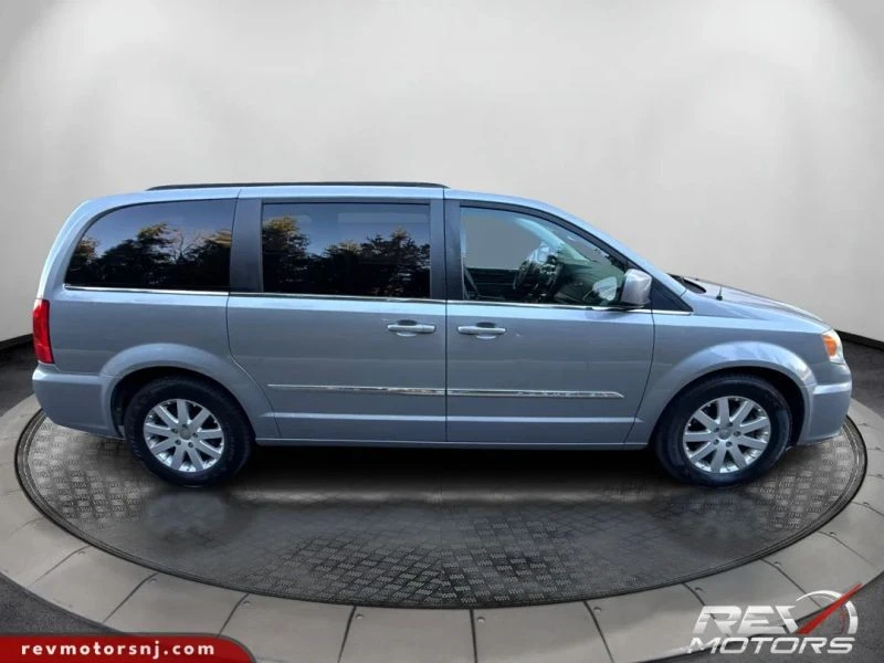 2013 Chrysler Town & Country - Image 6 of 12