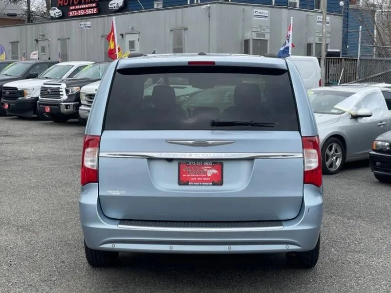2013 Chrysler Town & Country - Image 5 of 12