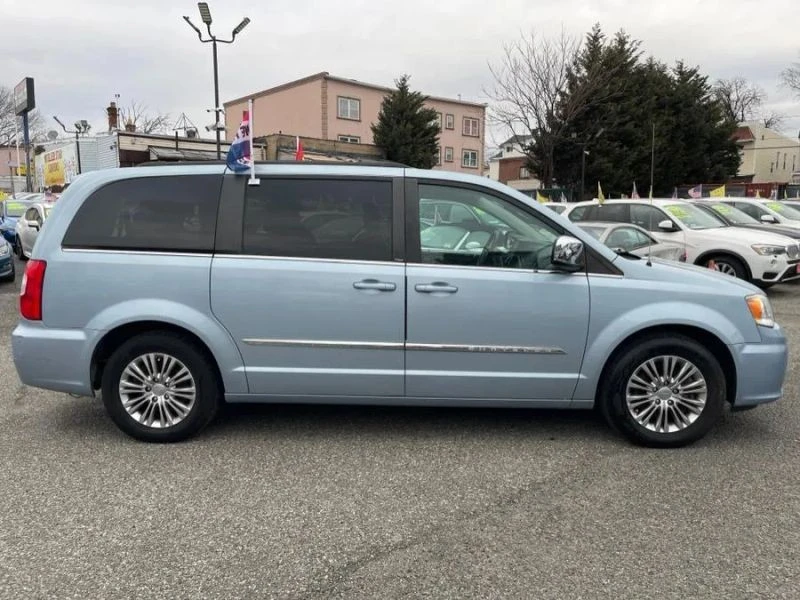 2013 Chrysler Town & Country - Image 8 of 12